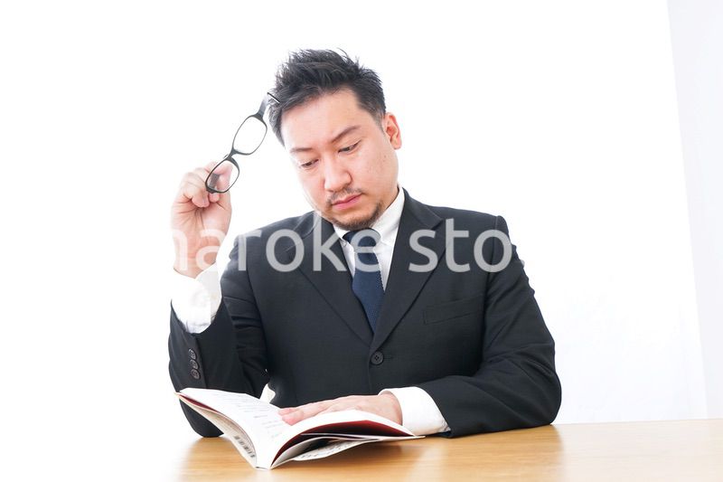 疲れて読書をするビジネスマン