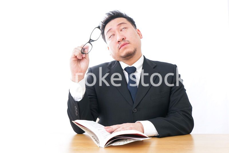 疲れて読書をするビジネスマン