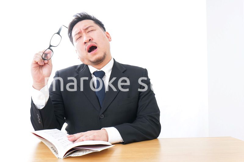 疲れて読書をするビジネスマン