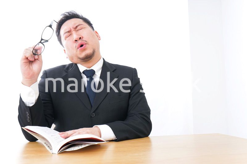 疲れて読書をするビジネスマン