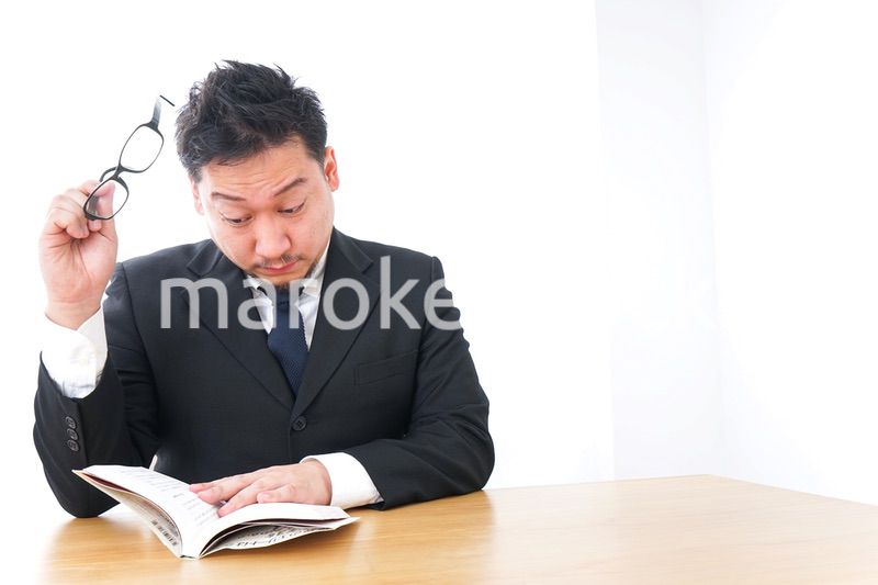 読書するビジネスパーソン