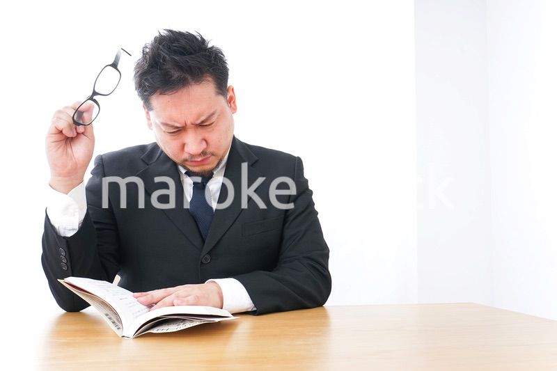疲れて読書をするビジネスマン