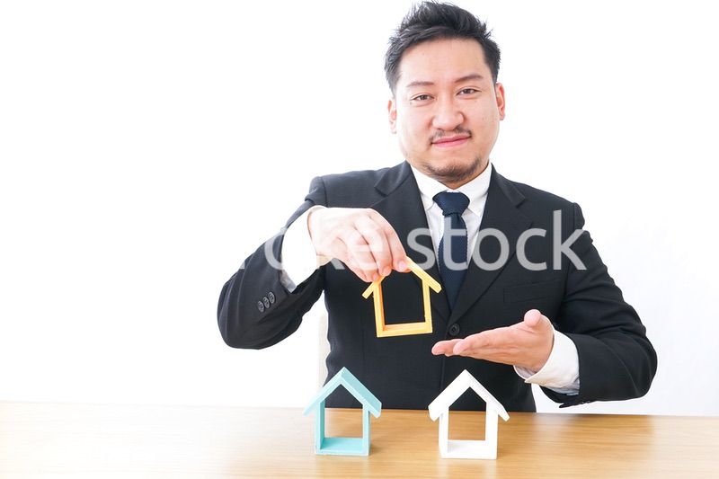 不動産の営業をするビジネスパーソン