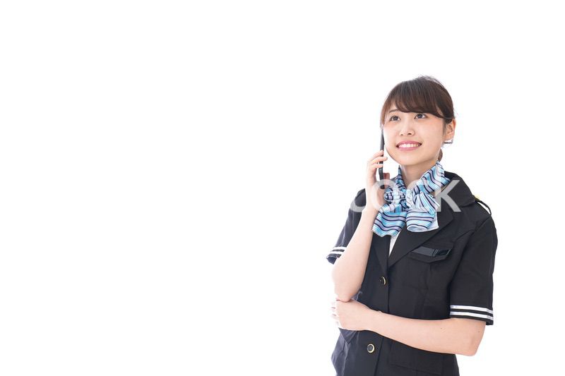 電話をするキャビンアテンダント