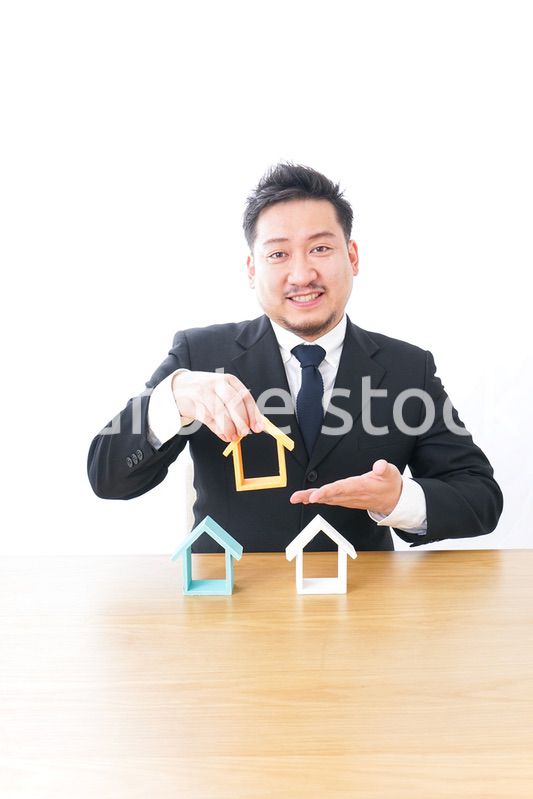 不動産の営業をするビジネスパーソン