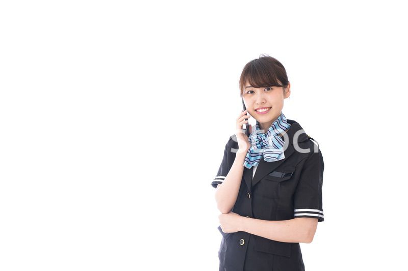 電話をするキャビンアテンダント