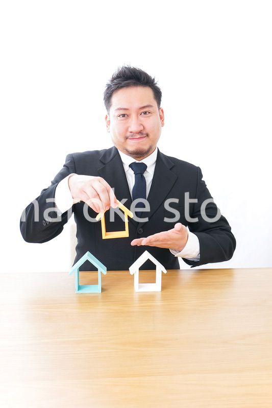 不動産の営業をするビジネスパーソン