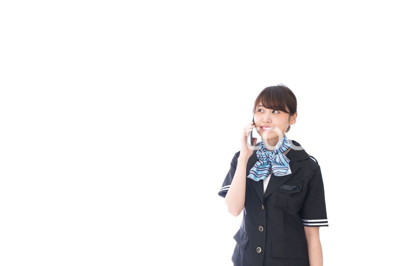 電話をするキャビンアテンダント