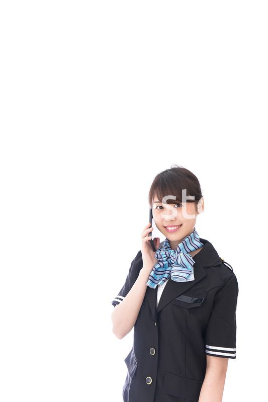 電話をするキャビンアテンダント