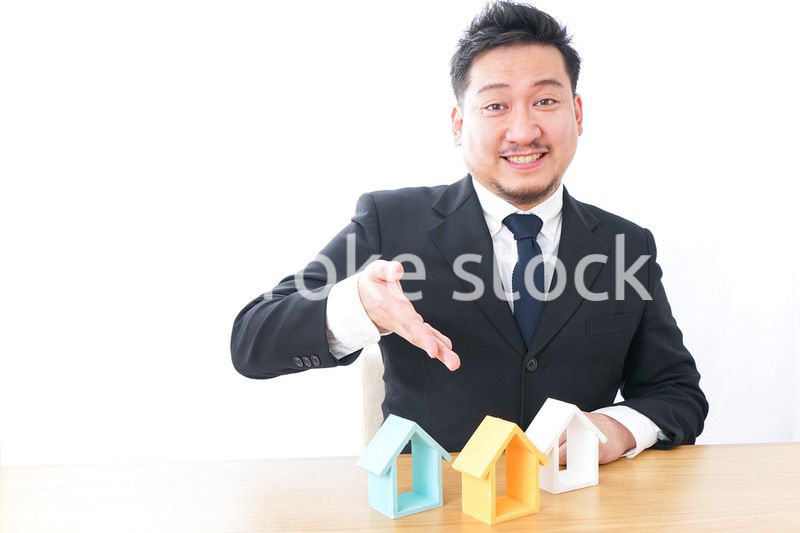 不動産の営業をするビジネスパーソン