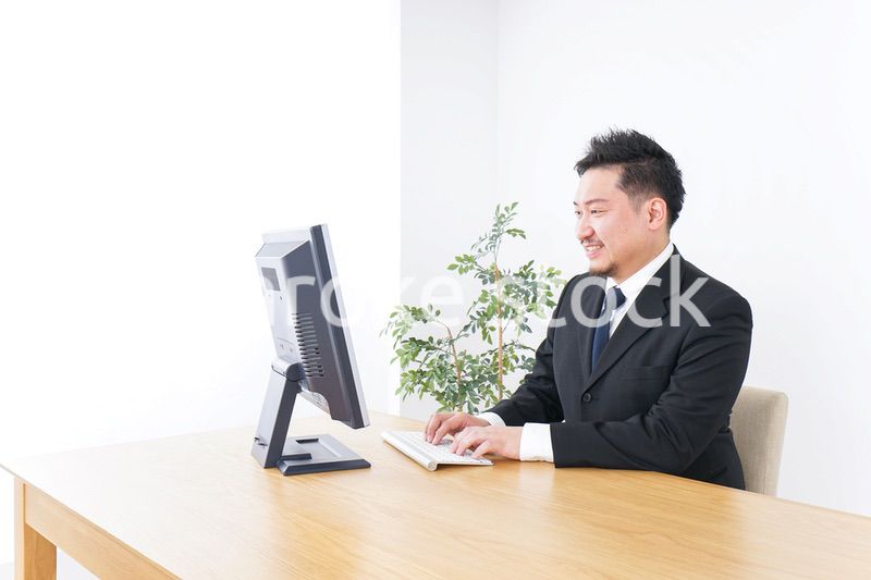 デスクワークをするビジネスパーソン