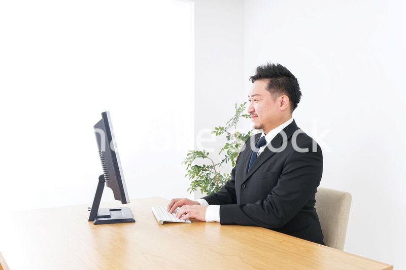 デスクワークをするビジネスパーソン