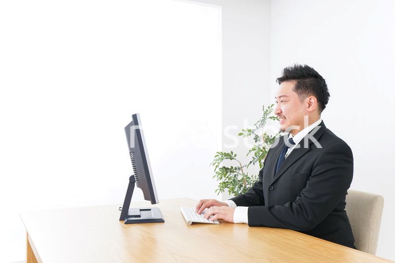 デスクワークをするビジネスパーソン