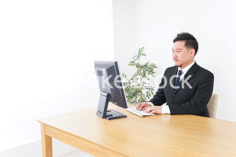デスクワークをするビジネスパーソン