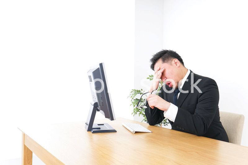 疲労を感じるビジネスパーソン