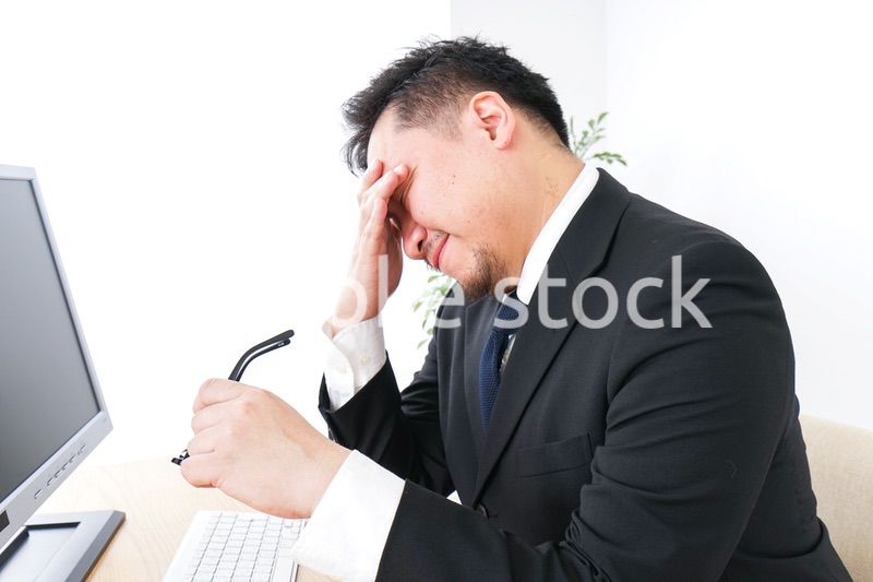 疲労を感じるビジネスパーソン