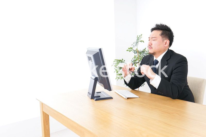 疲労を感じるビジネスパーソン