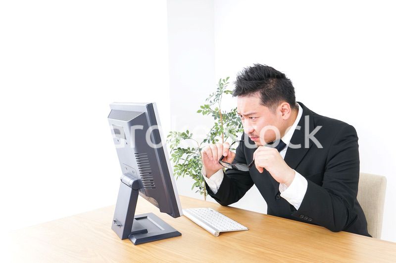 疲労を感じるビジネスパーソン