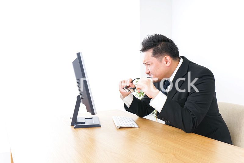 疲労を感じるビジネスパーソン