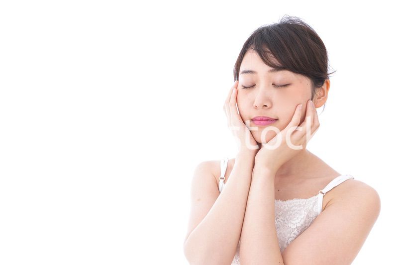 スキンケアをする若い女性