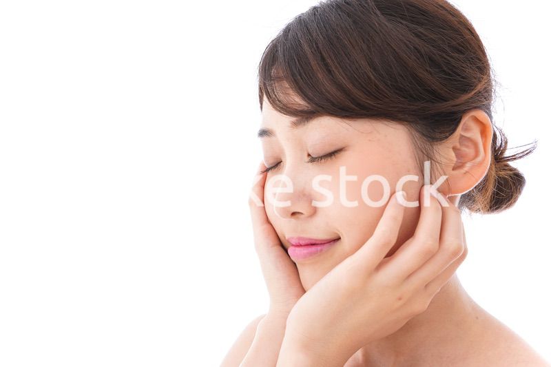 スキンケアをする若い女性