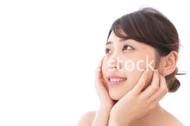 スキンケアをする若い女性