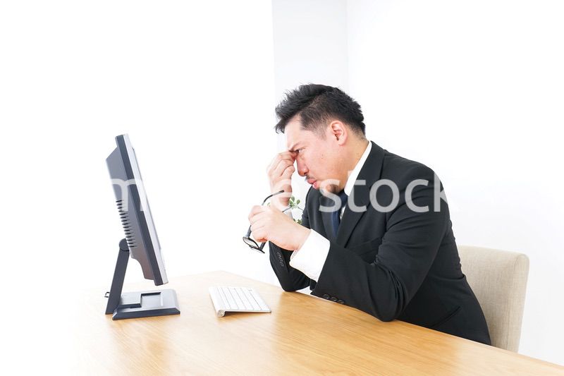 疲労を感じるビジネスパーソン