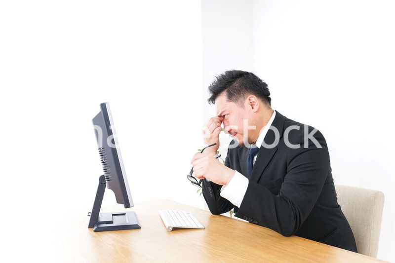 疲労を感じるビジネスパーソン