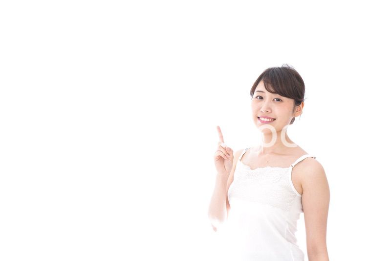 指をさす若い女性
