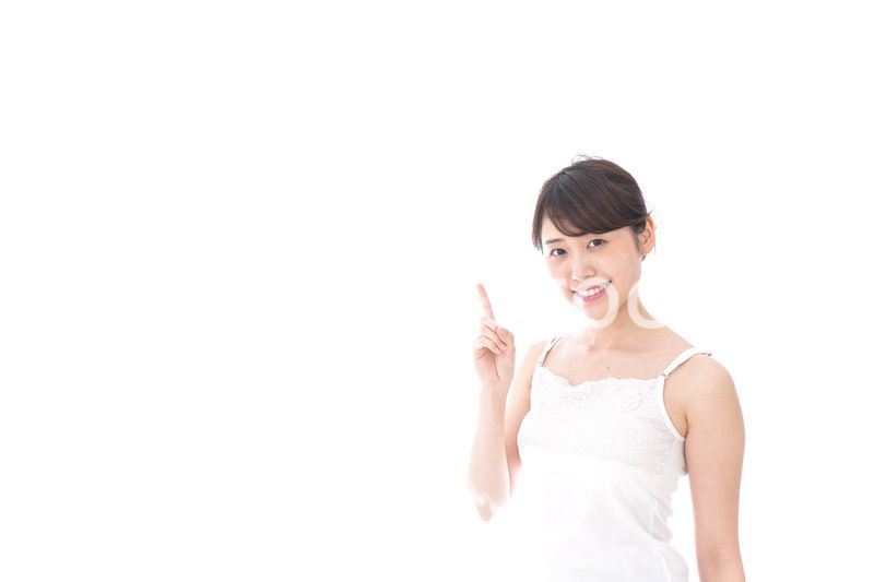 指をさす若い女性