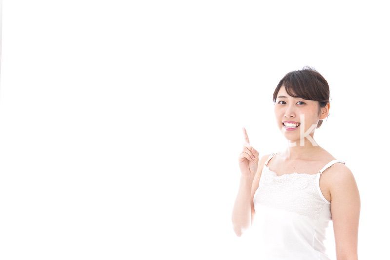 指をさす若い女性