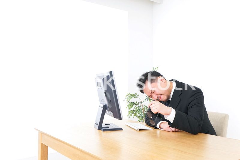 疲労を感じるビジネスパーソン