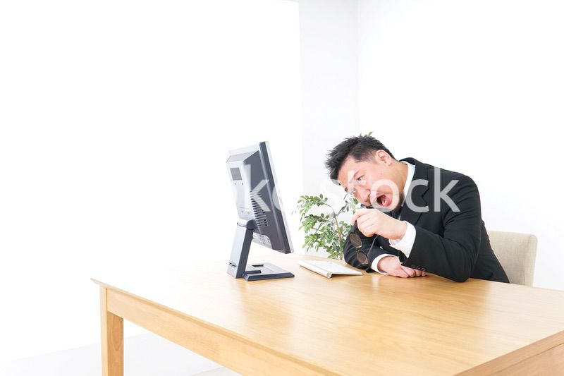 疲労を感じるビジネスパーソン