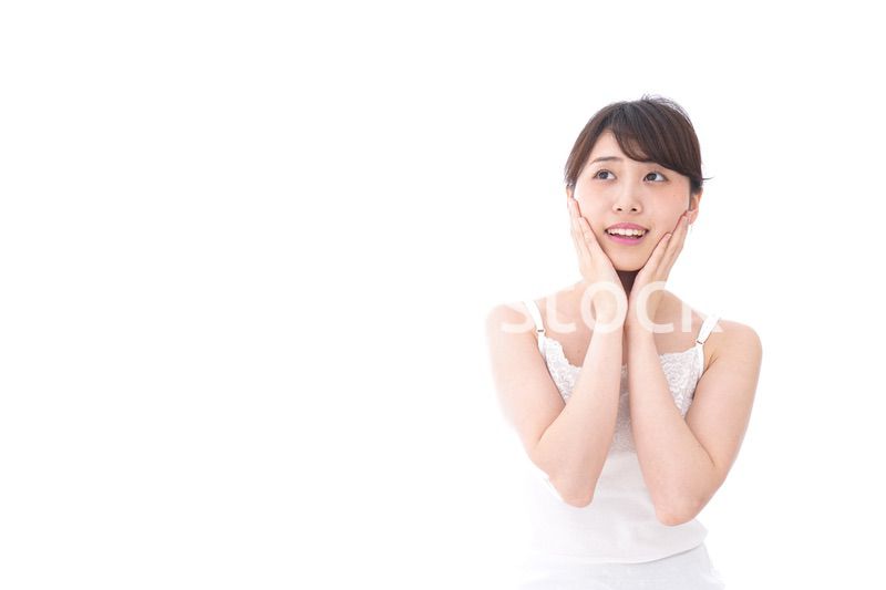 スキンケアをする若い女性