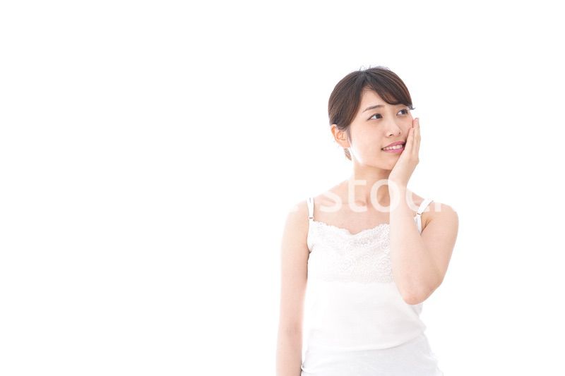 スキンケアをする若い女性