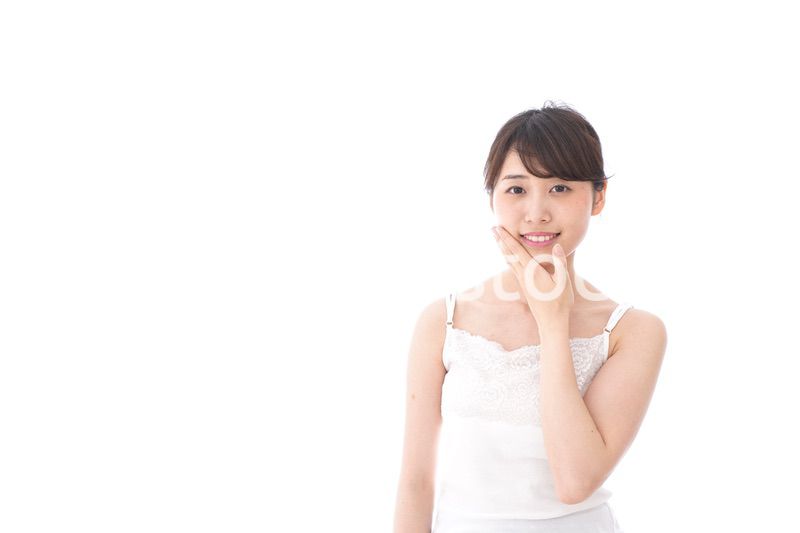 スキンケアをする若い女性