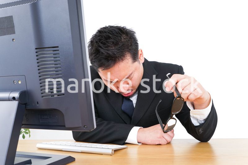 疲労を感じるビジネスパーソン