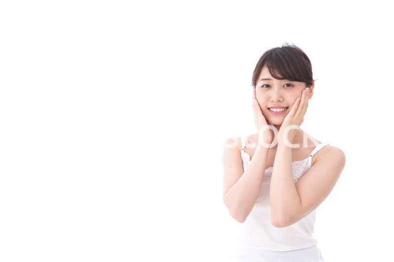 スキンケアをする若い女性