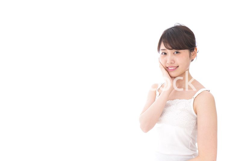 スキンケアをする若い女性