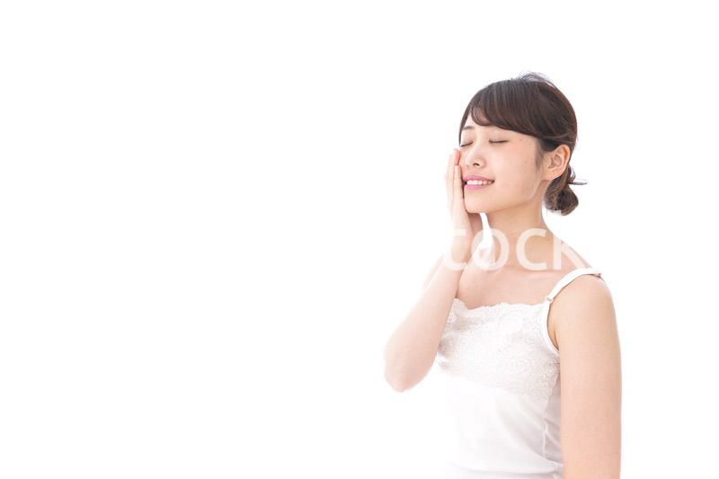 スキンケアをする若い女性