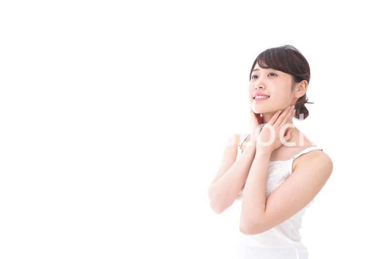 スキンケアをする若い女性