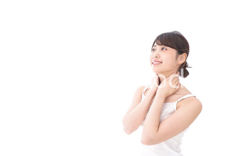 スキンケアをする若い女性