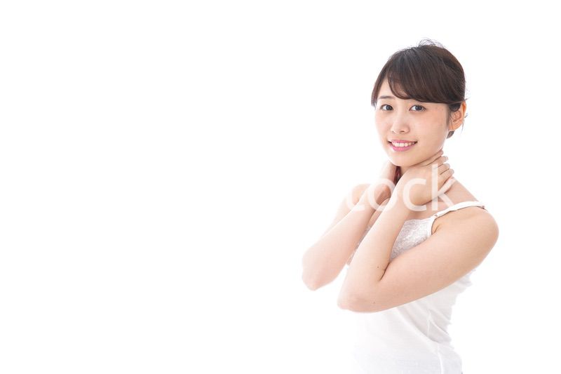 スキンケアをする若い女性