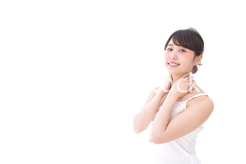 スキンケアをする若い女性