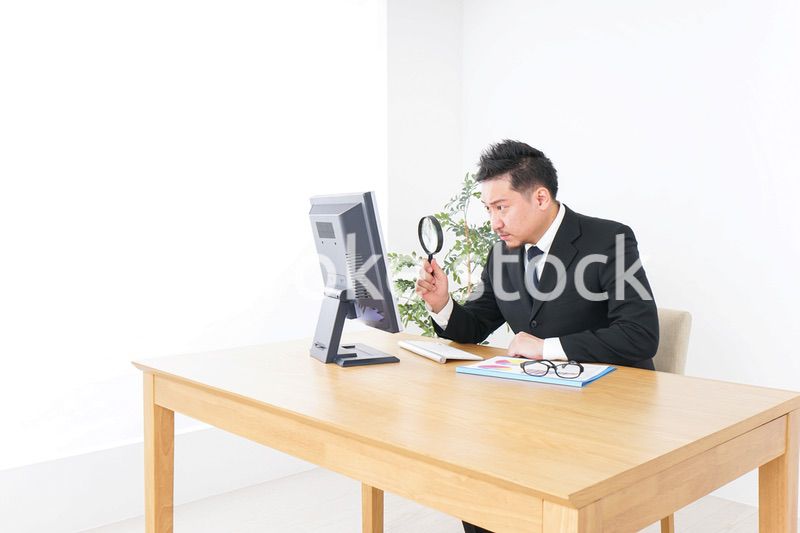 調査をするビジネスマン