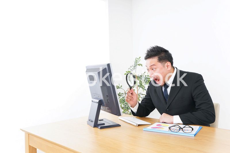 調査をするビジネスマン