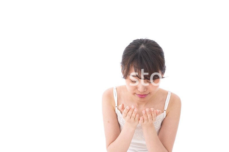 洗顔をする若い女性
