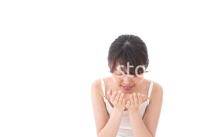 洗顔をする若い女性