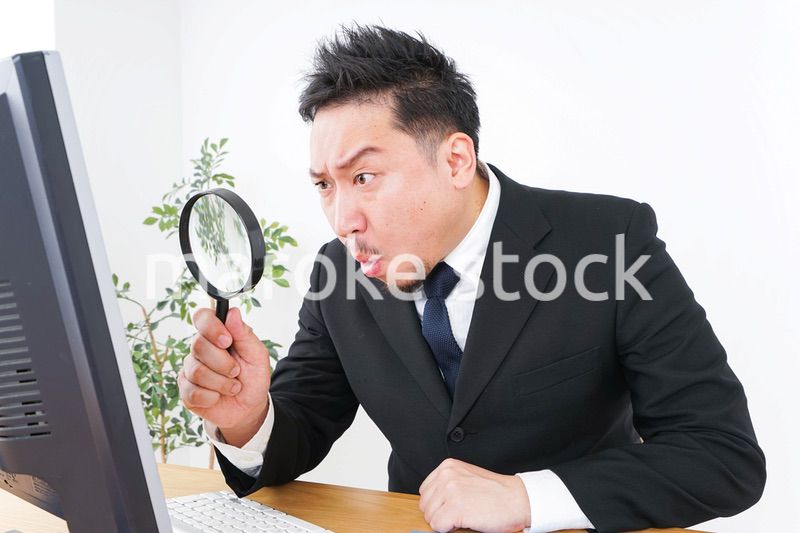 調査をするビジネスマン