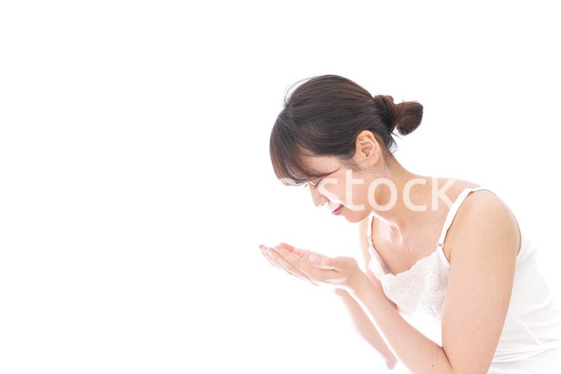 洗顔をする若い女性